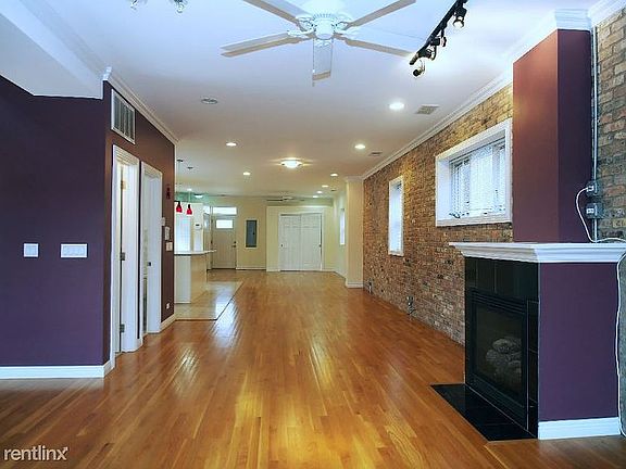 3rd image of 3031 N Clybourn Ave
