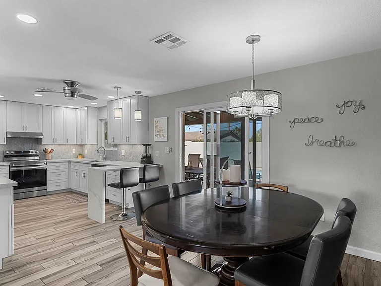 208 E Oxford Dr — Photo 11