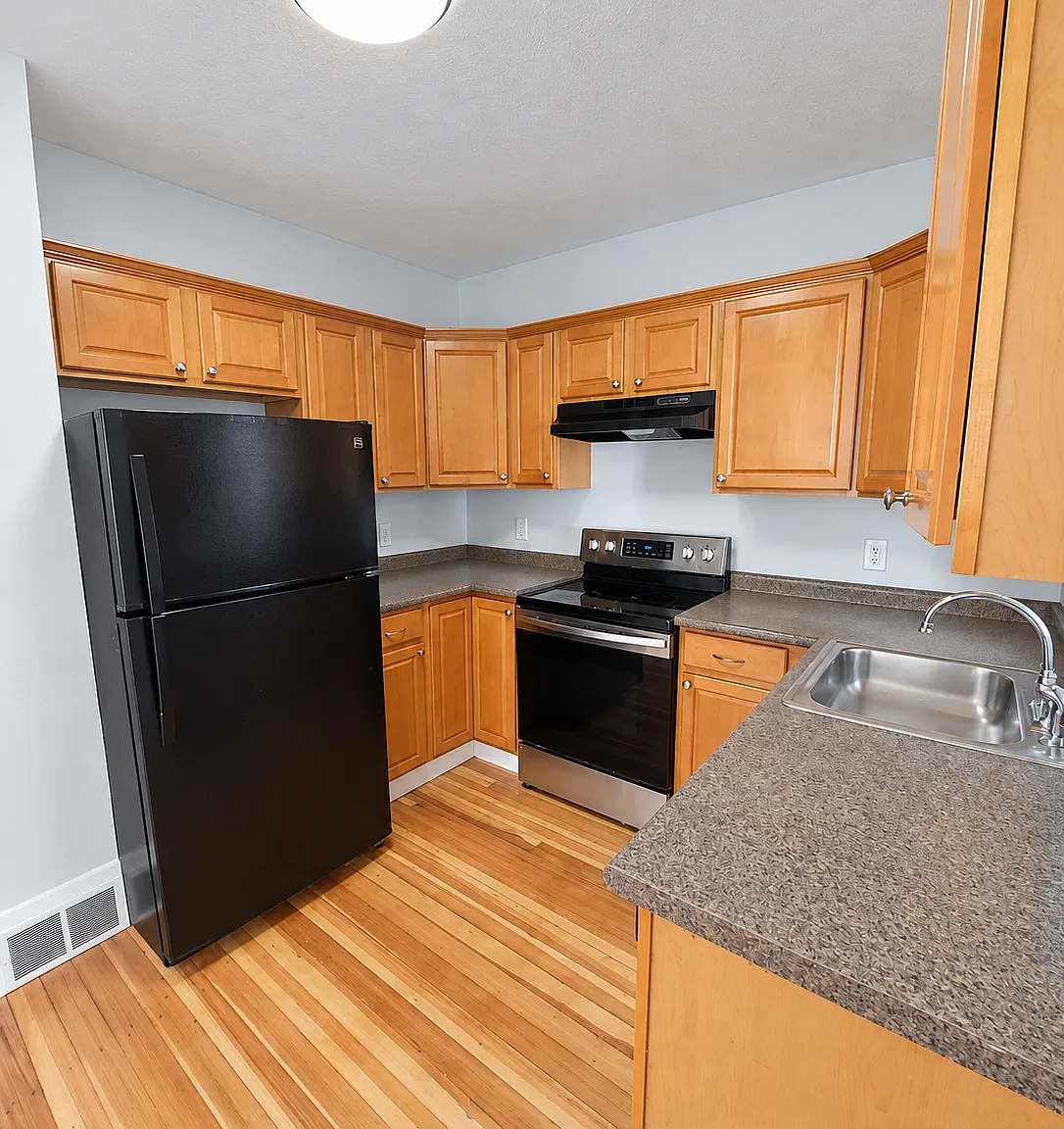 3 bed, 1.0 bath, 1100 sqft, $3,300 — Photo 3