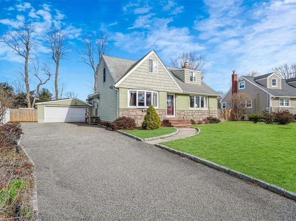 9 Coleridge, Greenlawn, NY 11740