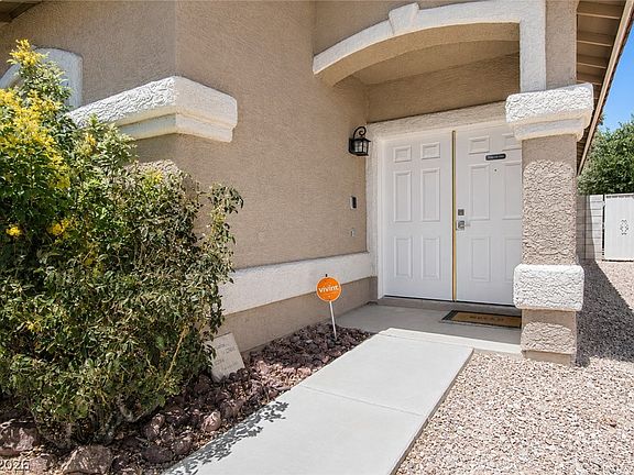 2nd image of 912 Sterling Thorn Ct