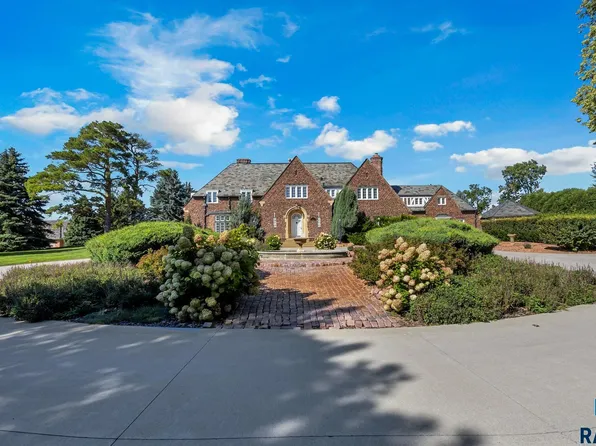 1 W Penmarch Pl, Sioux Falls, SD 57108