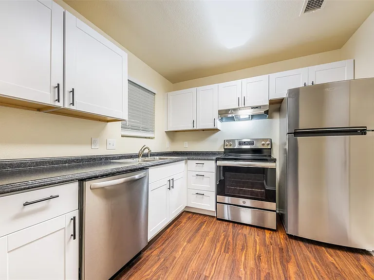 1304 Danbury Sq #A — Photo 15