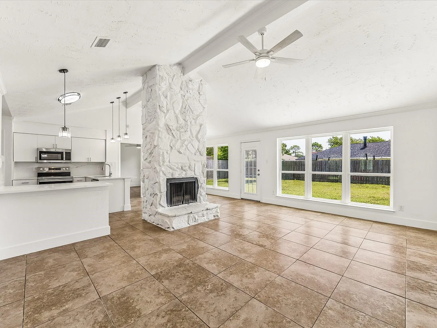 4 bed, 2.0 bath, 1356 sqft, $2,250 — Photo 2
