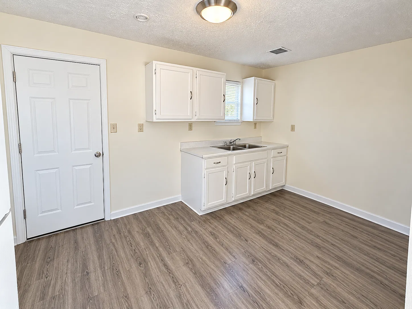 2 bed, 1720 sqft, $1,000 — Photo 4