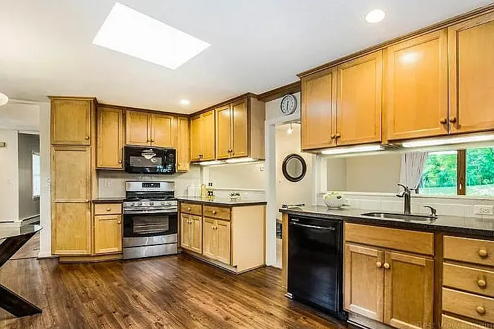 4 bed, 2.5 bath, 1830 sqft, $4,950 — Photo 3