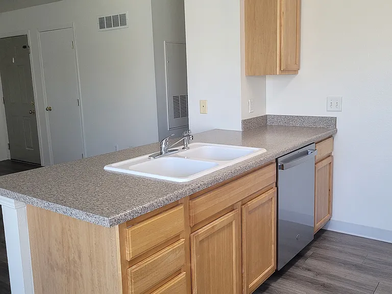 1805 E Overland Rd — Photo 5