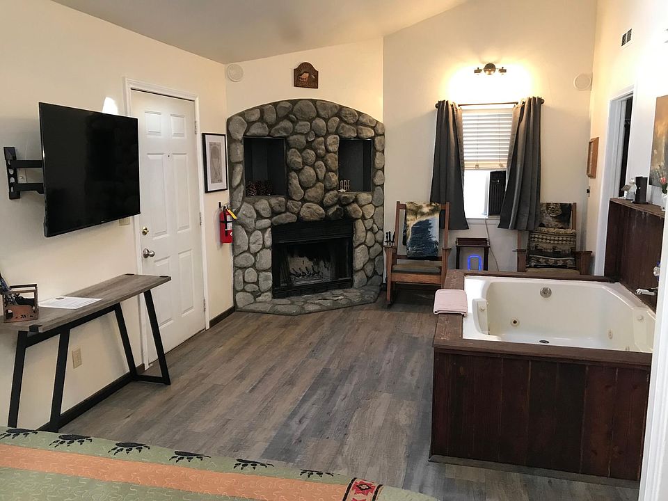 1st image of 908 Pine Knot Ave #16