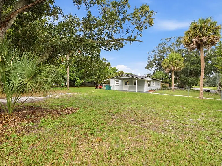 2267 Robinhood Dr — Photo 23