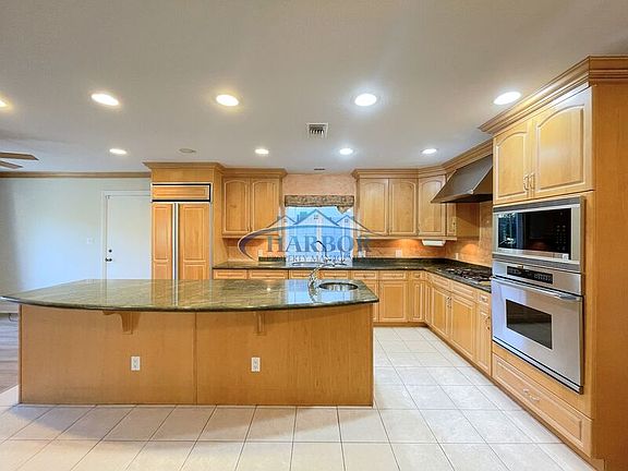 4th image of 23708 President Ave