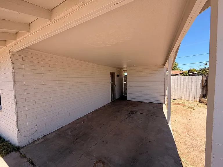 114 W Riley Dr — Photo 8
