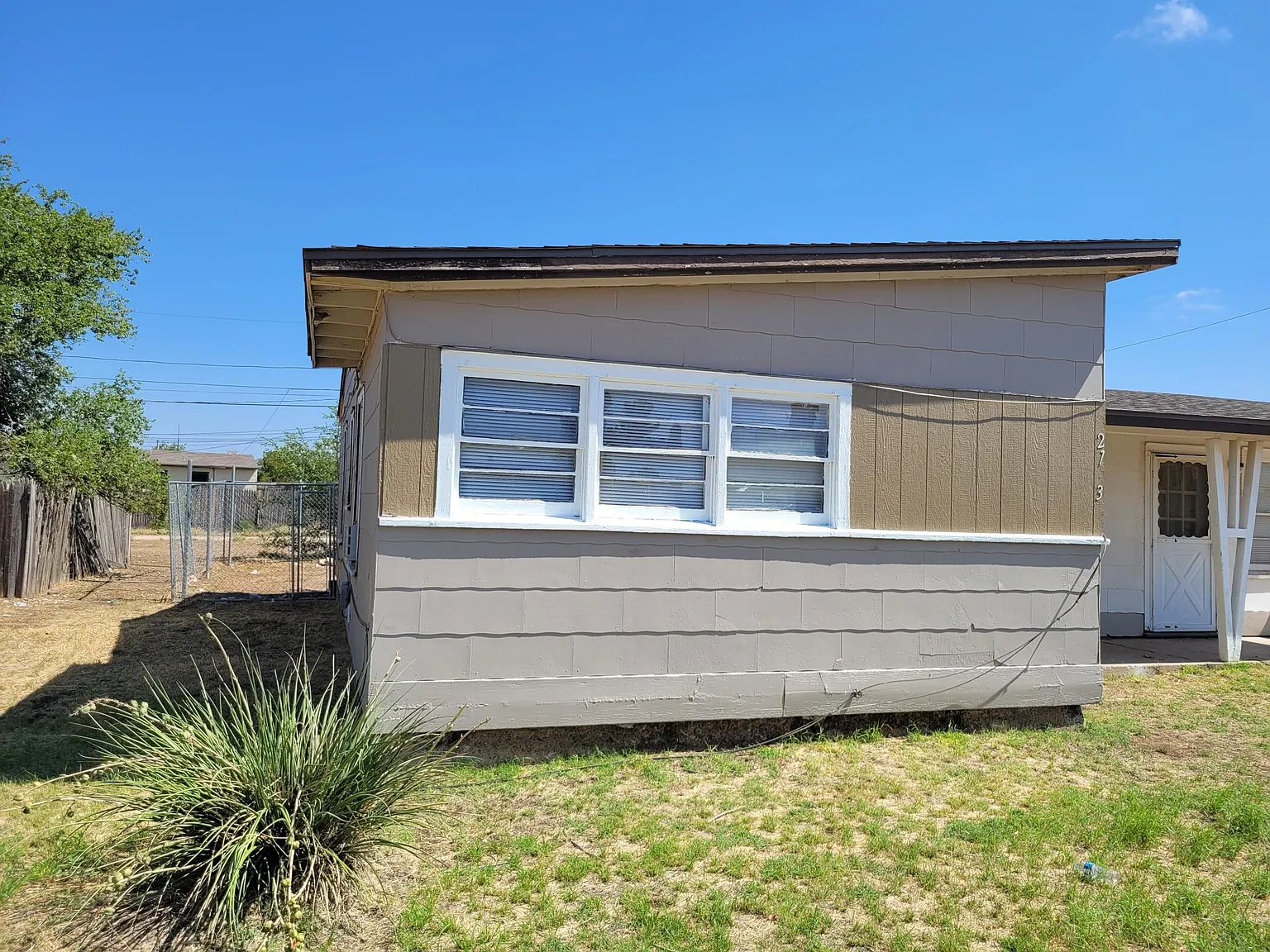 2733 Hilltop Dr — Photo 3