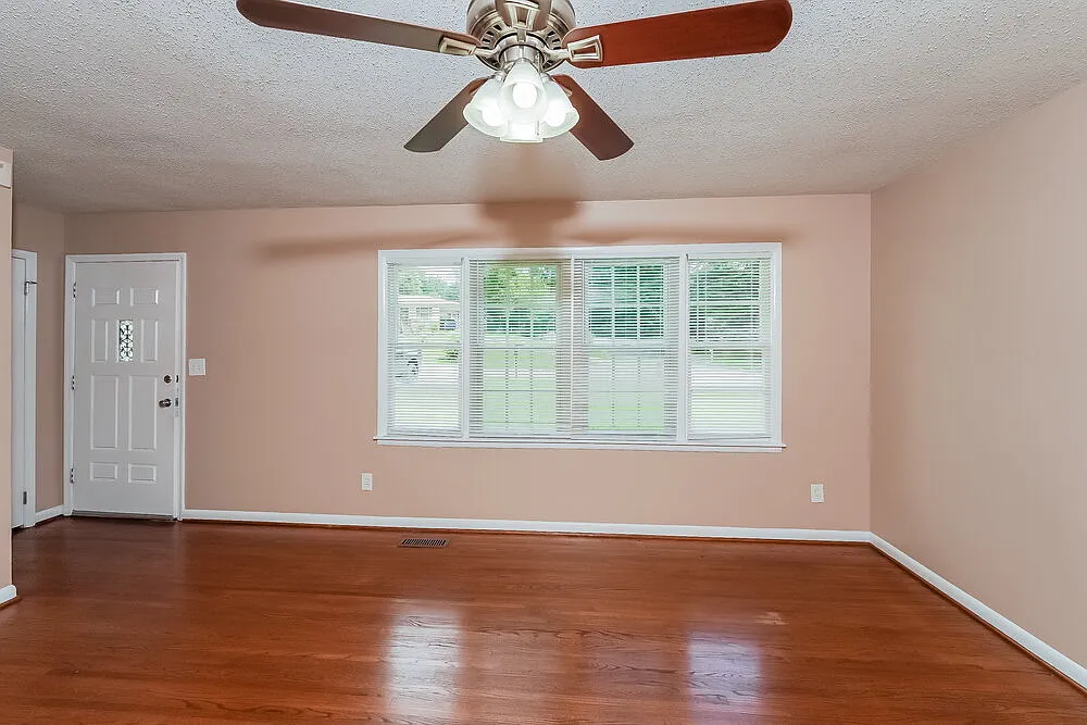 3 bed, 1.0 bath, 1008 sqft, $1,220 — Photo 4