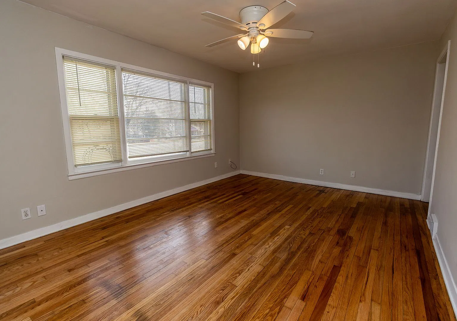 2 bedroom 1 bath home located close to downtown — Photo 2
