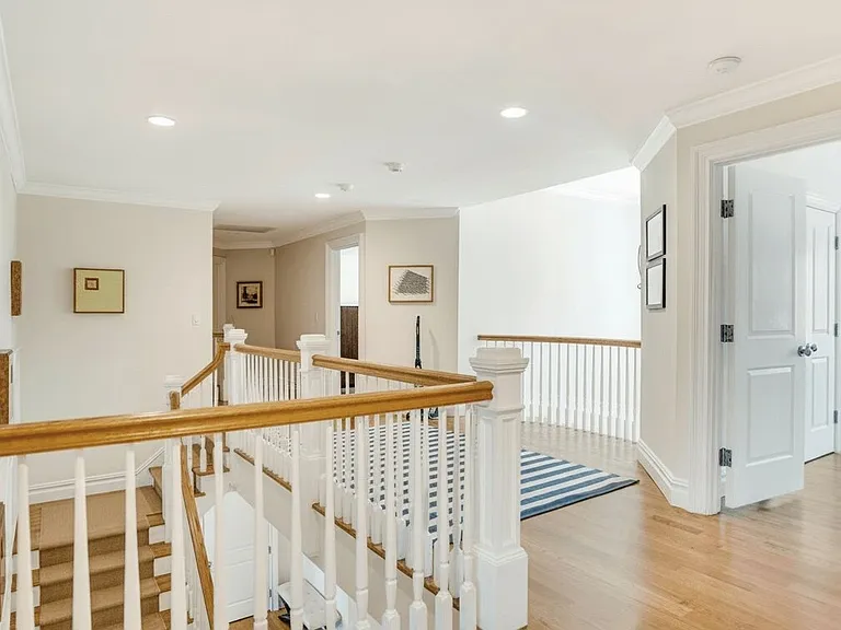 84 Tuckahoe Ln — Photo 24