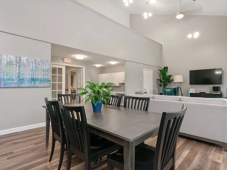 South Winds Apartments — Photo 9