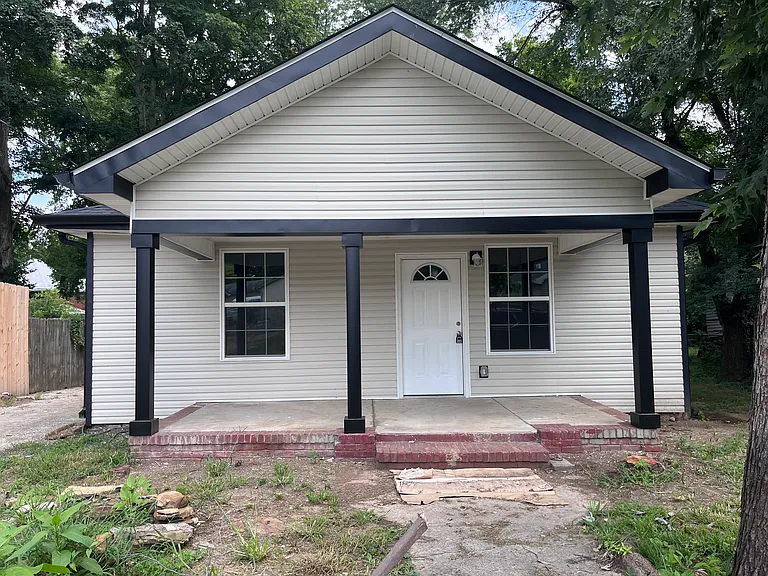 804 Maple Ct — Photo 1