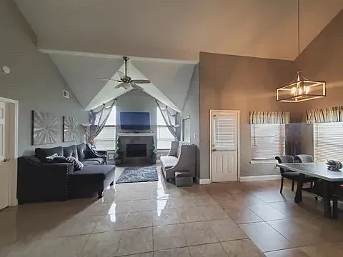 3 bed, 2.5 bath, 2256 sqft, $2,400 — Photo 2