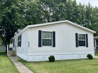 950 Bel Air Ln, Dekalb, IL 60115