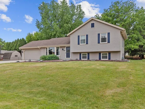 5507 Queens WAY, Slinger, WI 53086