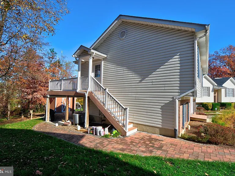 121 Deer Hill Ct — Photo 9