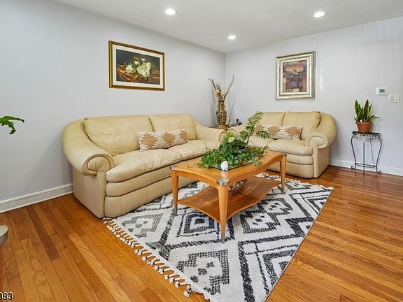 3rd image of 65 E 6Th St