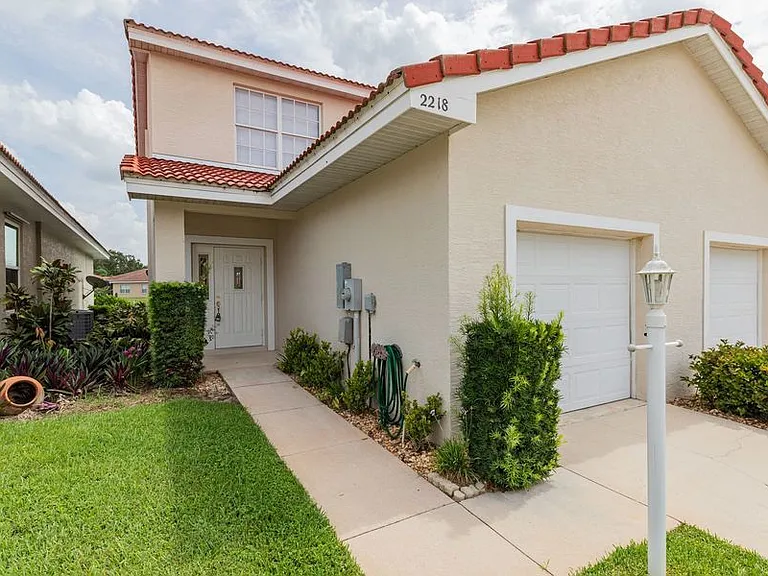 2218 Garden Lake Dr — Photo 1