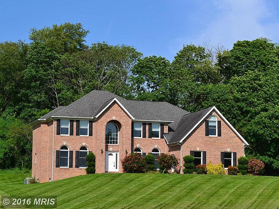 Gorgeous Colonial Home!