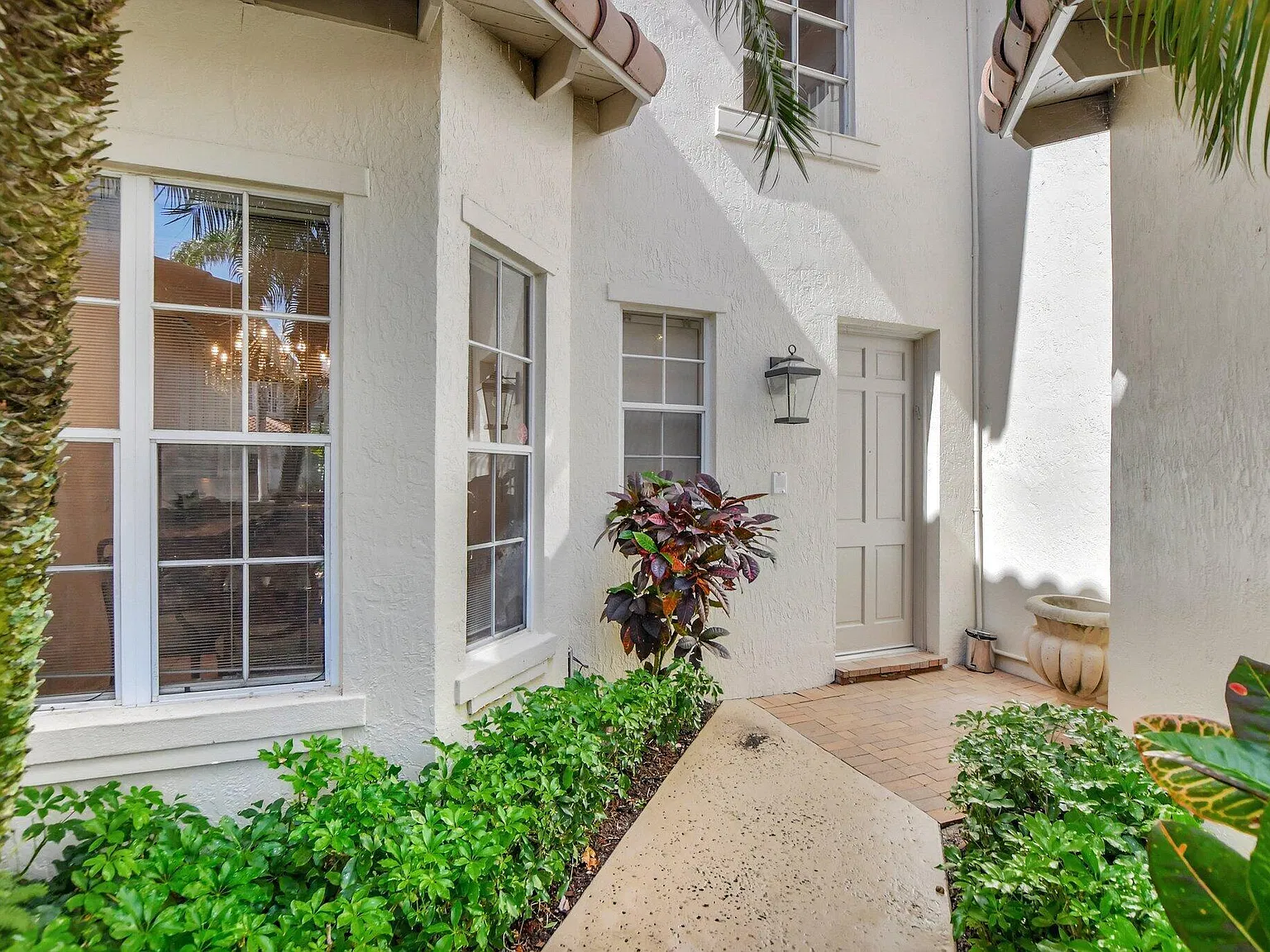 3 bed, 2.5 bath, 1895 sqft, $7,650 — Photo 3