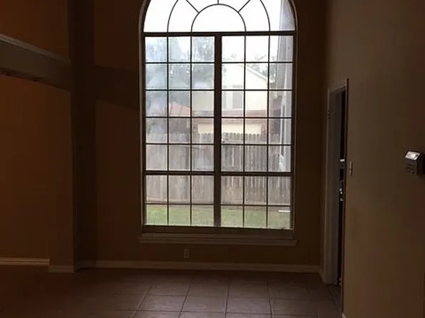 1110 Silver Spruce Dr, Arlington, TX 76001
