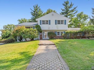 2 Duke Ct, Park Ridge, NJ 07656