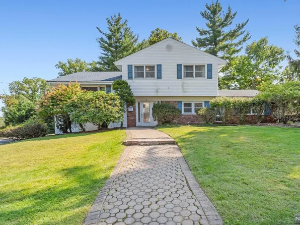 2 Duke Ct, Park Ridge, NJ 07656