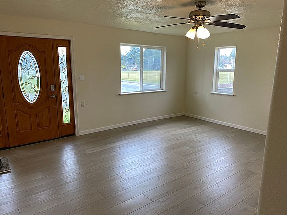 5th image of 992 Fresno St