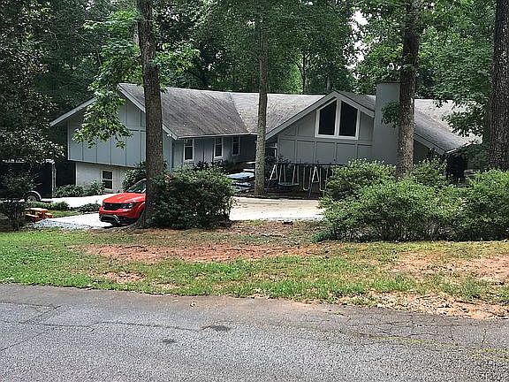 Circle drive with extra park