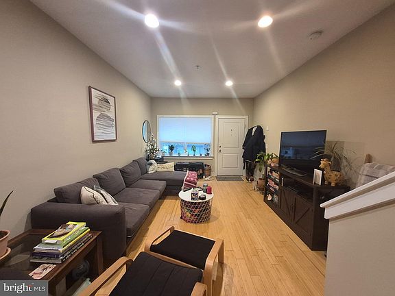 3rd image of 2544 Montrose St