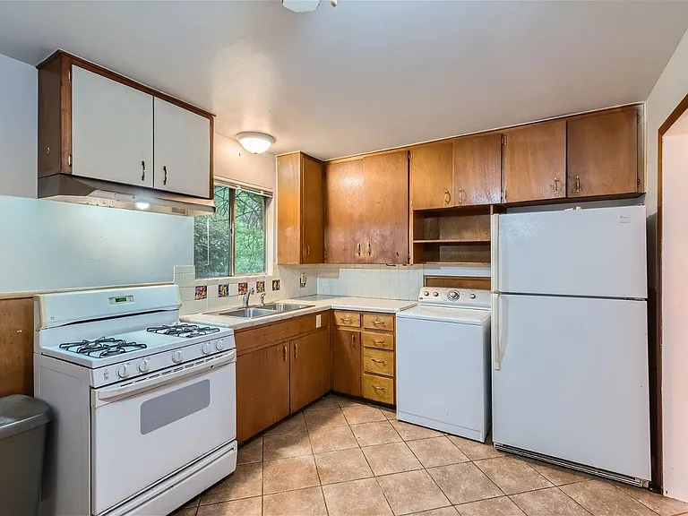 210 W 51st St #A — Photo 11