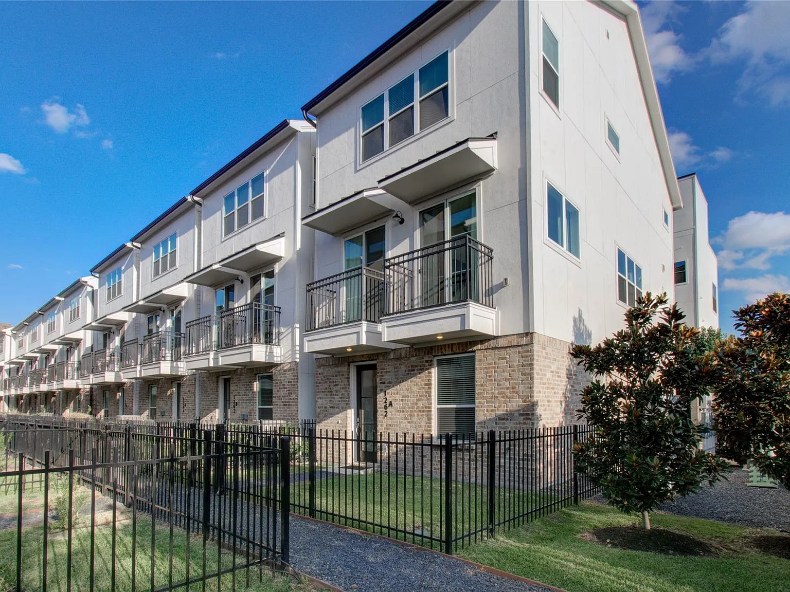3 bed, 3.5 bath, 2100 sqft, $3,500 — Photo 4