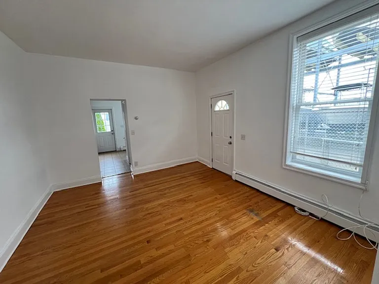 24 Bay Ave — Photo 4