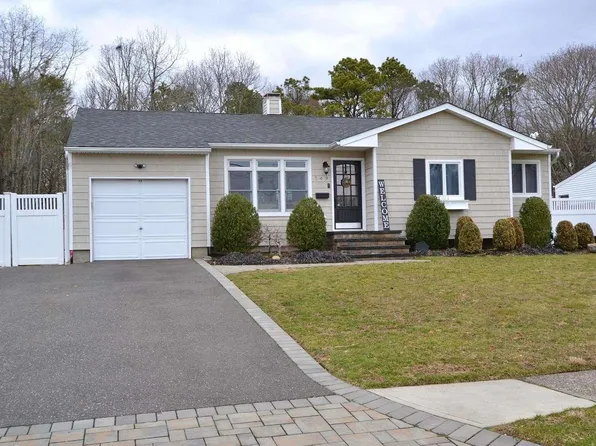 149 Barton Lane, Bayport, NY 11705