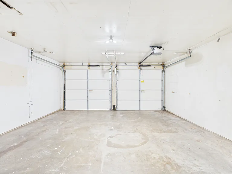 1402 Village Dr — Photo 33
