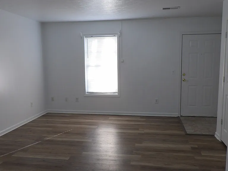 College Pointe Apartments — Photo 38