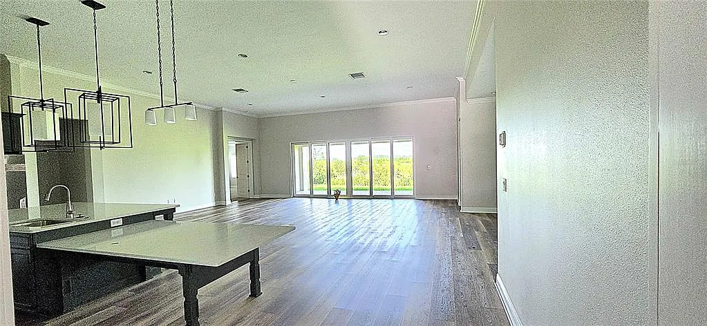 6 bed, 4.0 bath, 4539 sqft, $5,700 — Photo 2