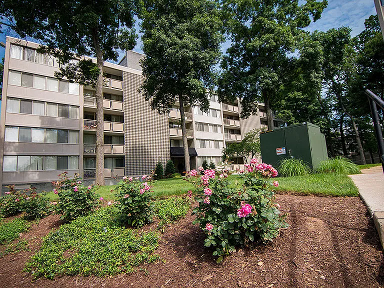 Heritage Park Apartments Building Landscaping
