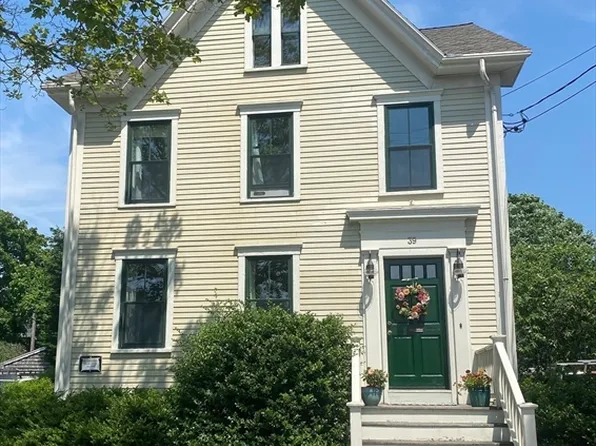 39 Fort St, Fairhaven, MA 02719