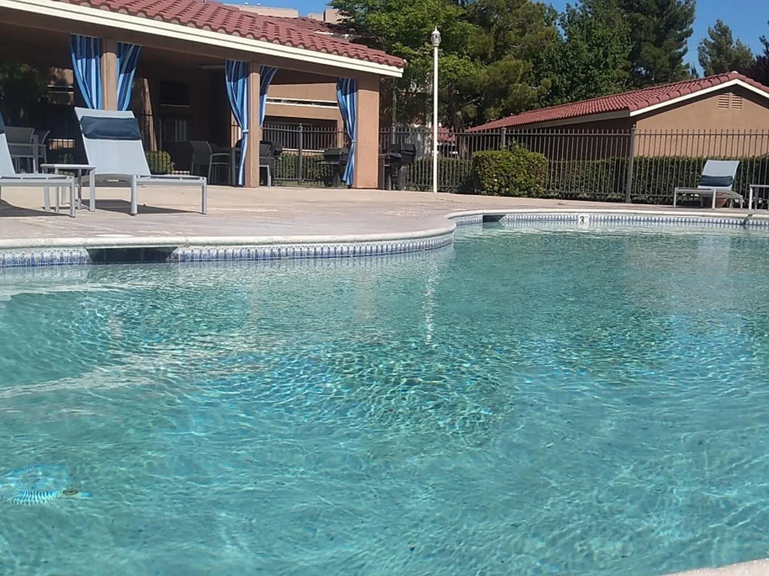 Sunset Pointe Apartments — Photo 2