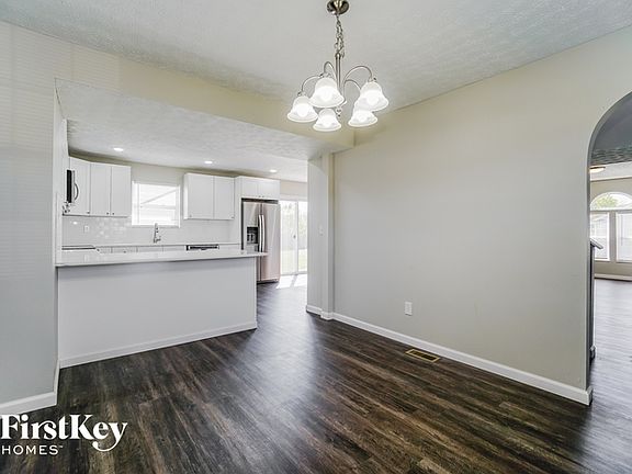 4th image of 228 Strathsprey Dr