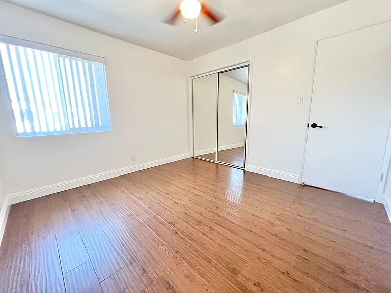 Newly Remodeled Lower Level 2 Bedroom 2 Bathroom Spacious Unit — Photo 8