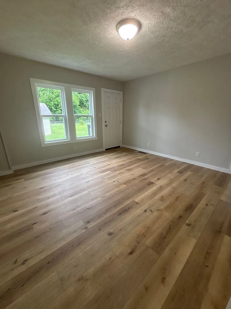New Listing ! Spacious 5 Bedroom 2 Bath House — Photo 4