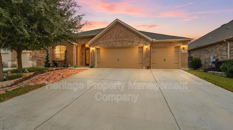 3 bed, 3.0 bath, 2846 sqft, $2,700 — Photo 2