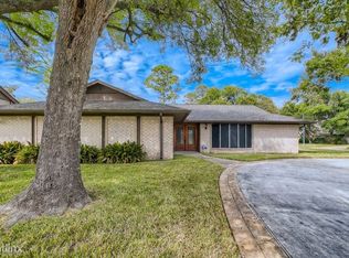 902 Hollow Tree St, La Porte, TX 77571